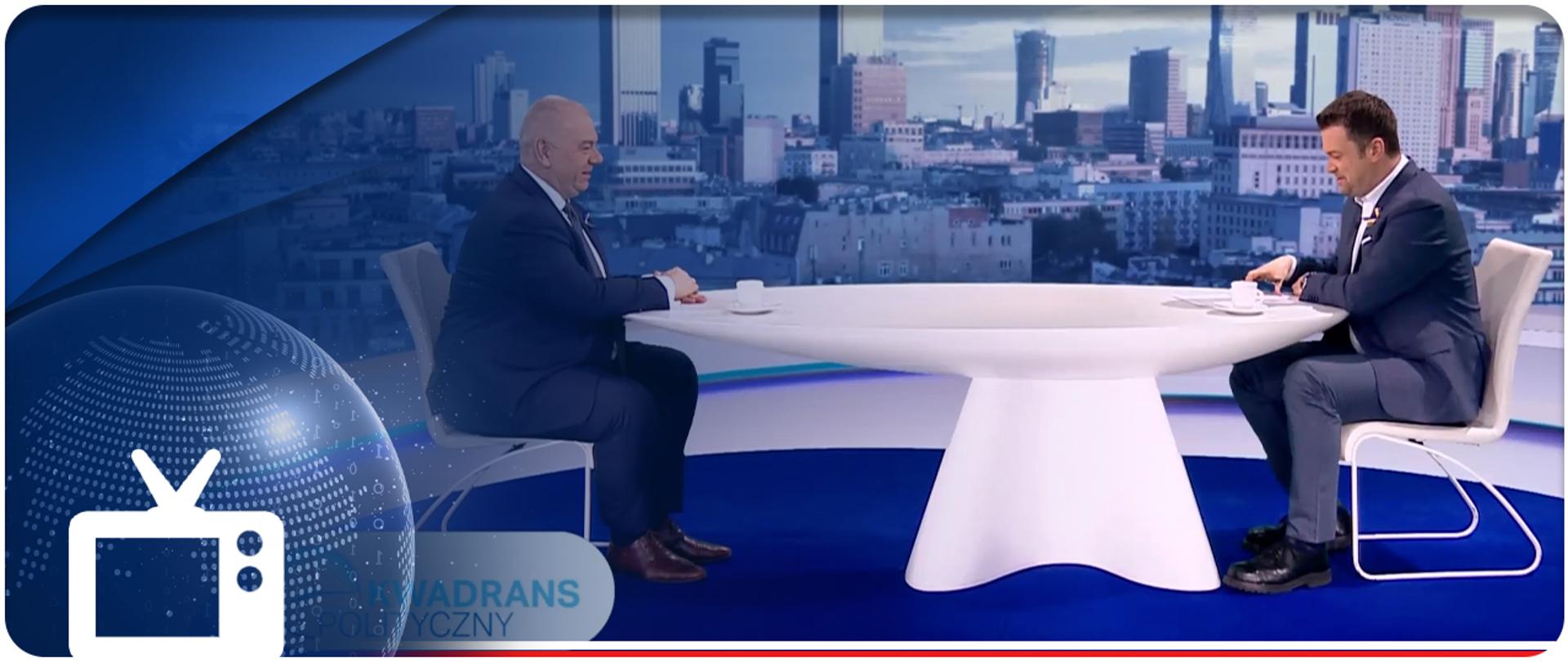Infografika - na zdjęciu wicepremier Jacek Sasin i redaktor Marek Pyza. W dolnym lewym rogu ikonka telewizora. 