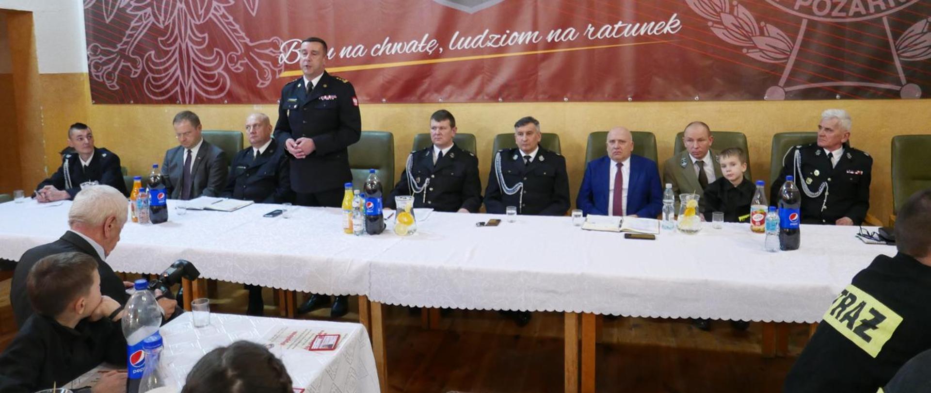 Na zdjęciu widzimy przemawiającego zastępcę komendanta wojewódzkiego do zgromadzonych strażaków OSP.