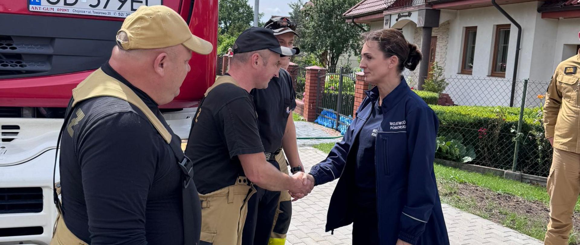 kobieta(wojewoda) wita się ze strażakami