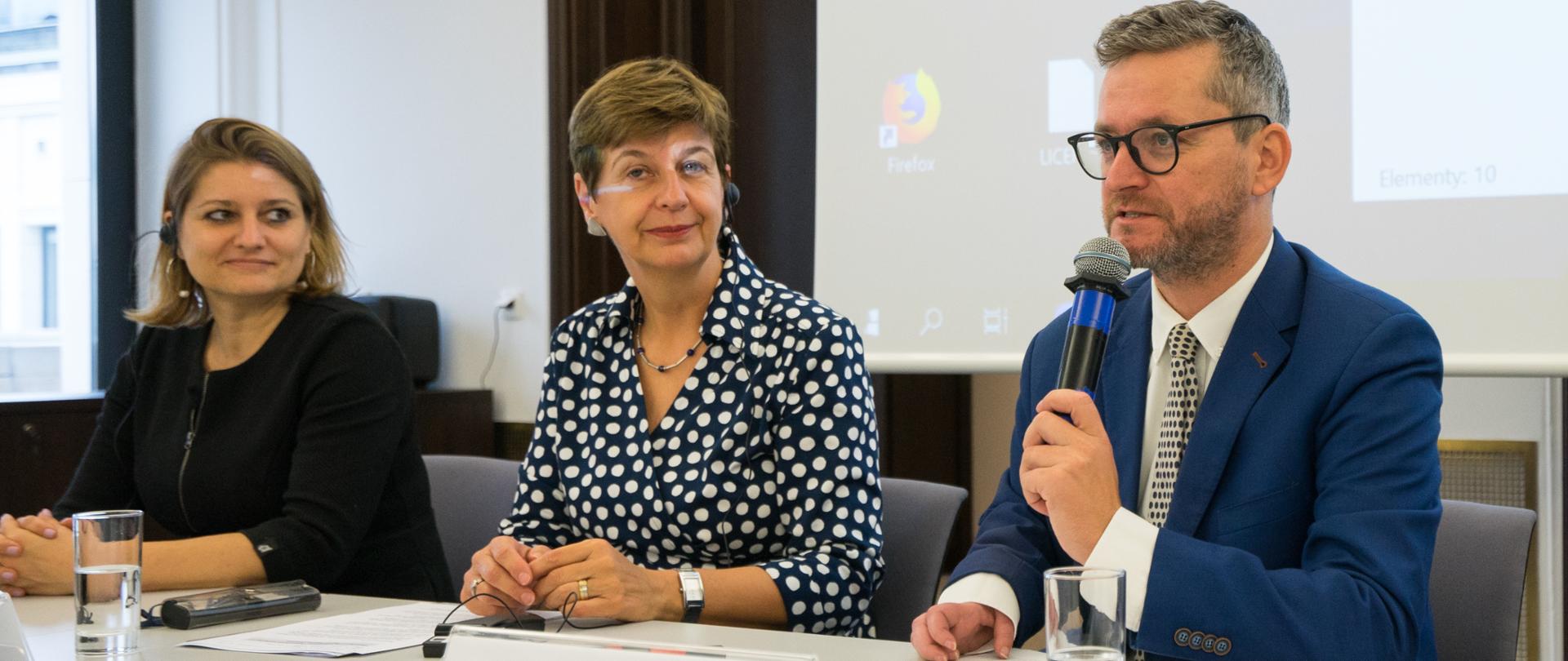 Przemawia minister Grzegorz Witkowski, obok niego siedzi Ambasador królestwa Niderlandów