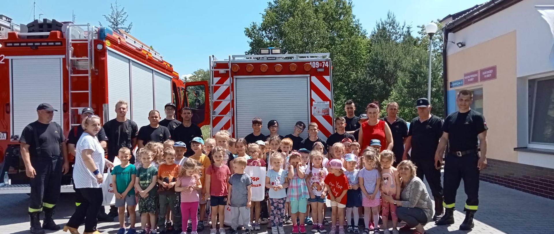Konkurs plastyczny "Straż Pożarna pomaga" - zdjęcie przedstawia uczestników konkursu wraz ze strażakami OSP