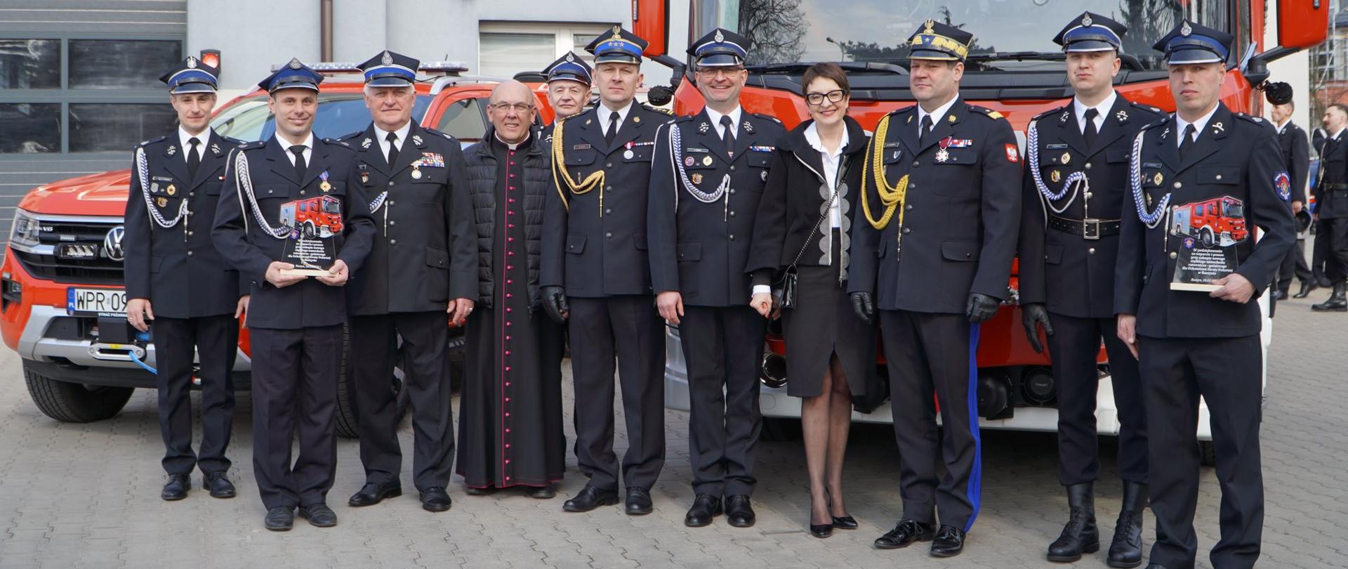 Goście uroczystości pozują do zdjęcia. 