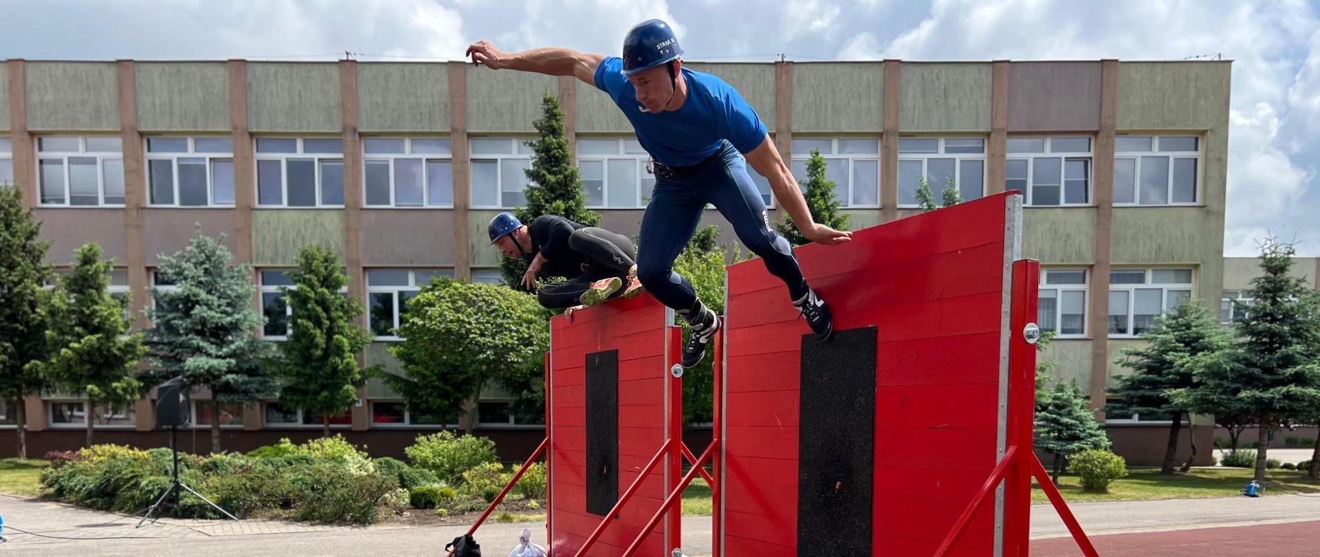 Zawodnicy podczas konkurencji pożarniczy tor przeszkód