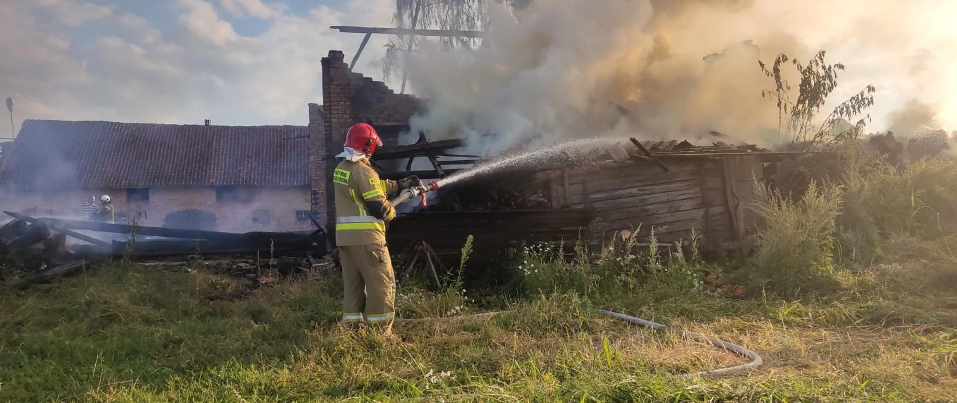 Działania gaśnicze podczas pożaru stodoły w miejscowości Mazuchówka.