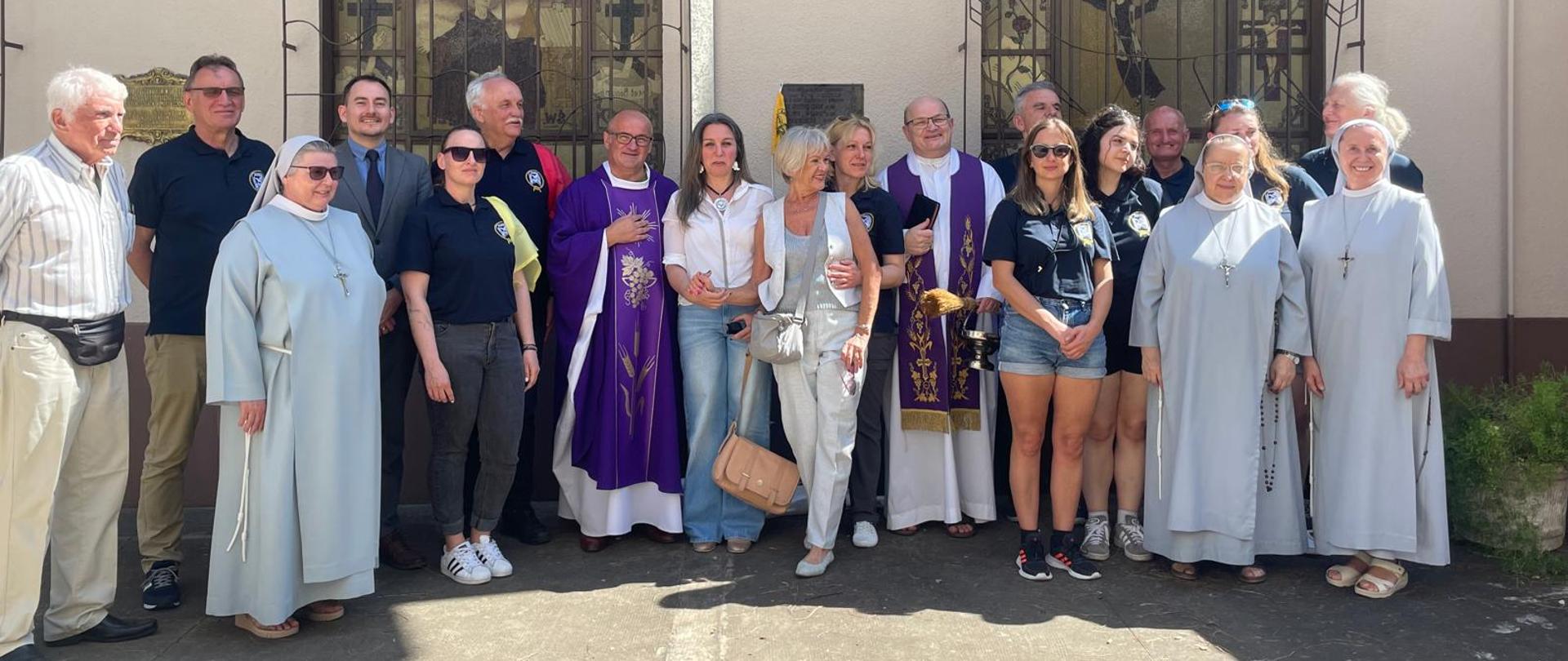 un grupo de las personas frente de la iglesia