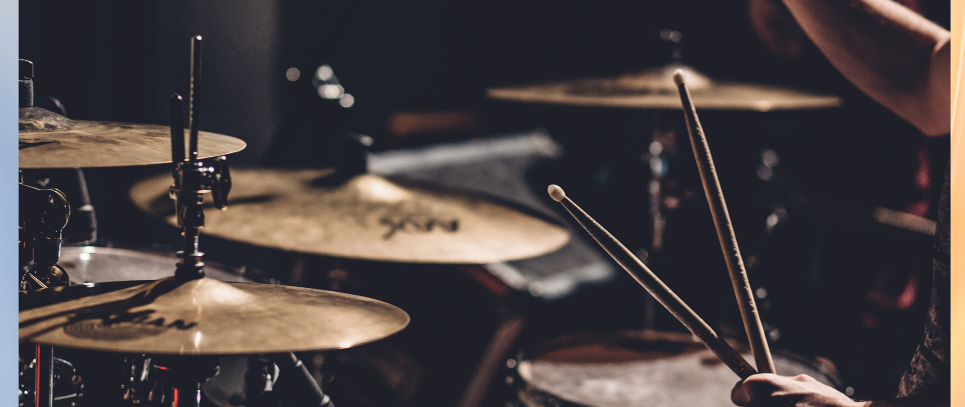 Plakat zapowiadający dzień perkusji, na tle pastelowych barw różu i błękitu- w lewym i prawym górnym rogu czarne nuty, a na środku logo szkoły oraz napis „dzień perkusji”. Poniżej duże zdjęcie perkusji, pod nim napis „12 marca (środa) godz. 17:00 aula PSM, zapraszamy uczniów, rodziców i nauczycieli”.