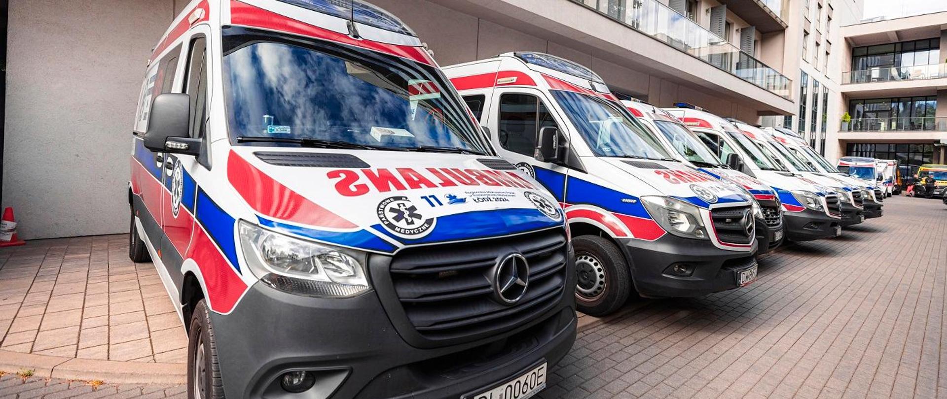 Karetki stojące na placu 