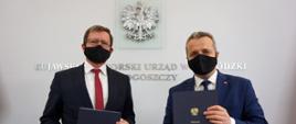 Wojewoda Mikołaj Bogdanowicz i burmistrz Dariusz Witczak po podpisaniu umowy