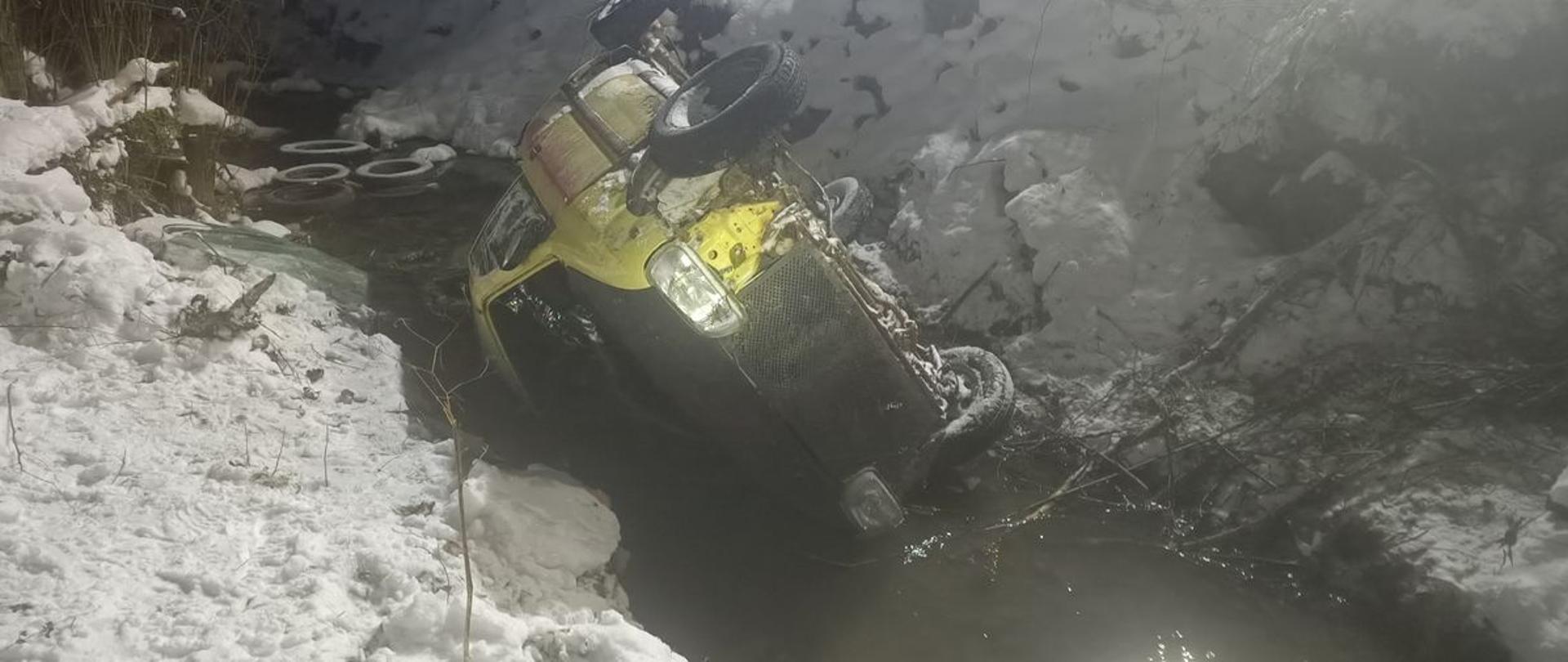 Samochód w potoku na brzegach leży śnieg