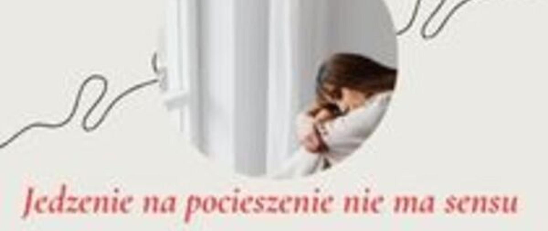 Kobieta siedząca przy oknie 