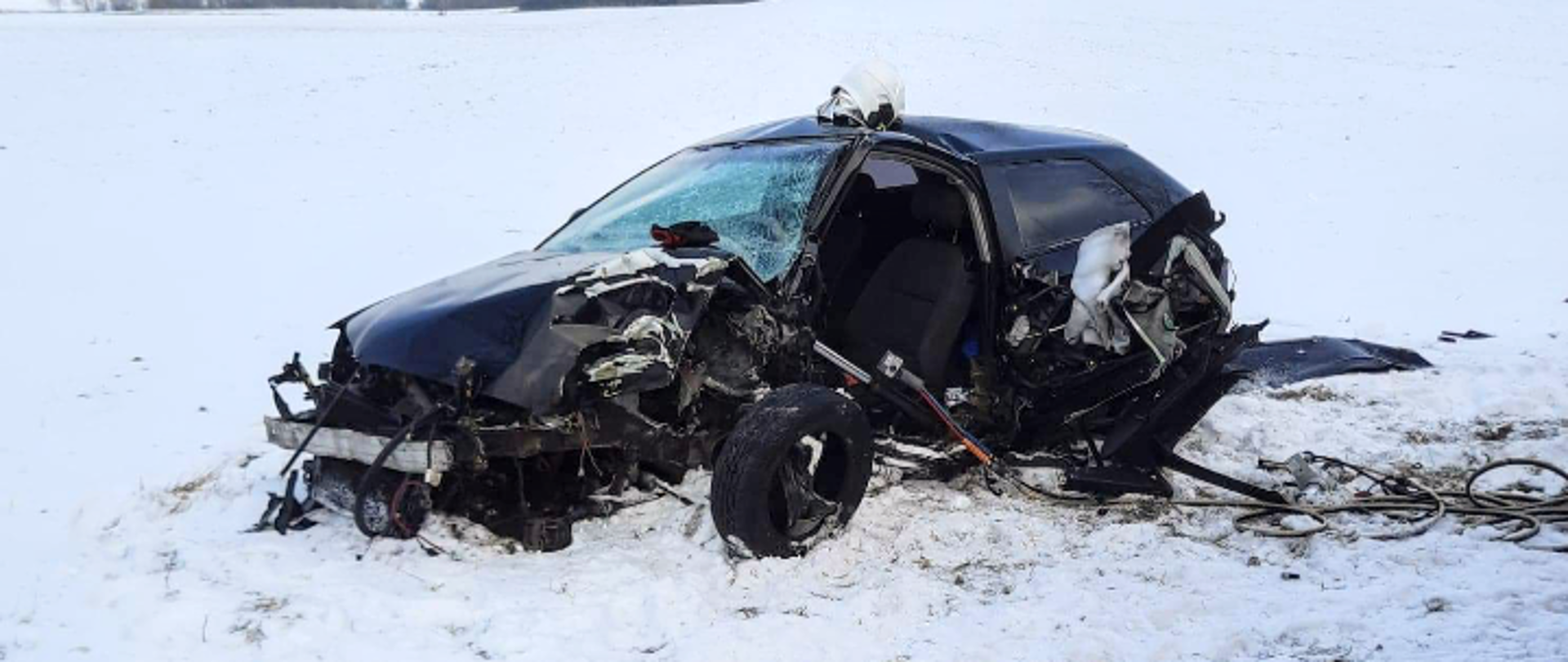 Wypadek auto osobowe uderza w drzewo