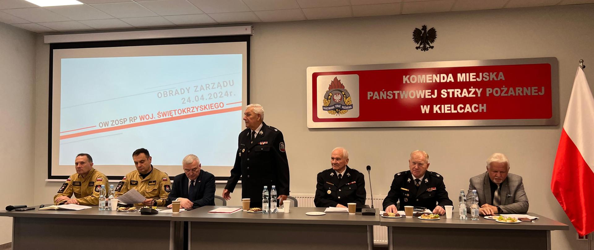 Stół prezydialny z członkami prezydium