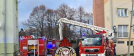 Na zdjęciu pojazdy JRG PSP Gryfice podczas gaszenia pożaru w kotłowni w budynku wielorodzinnym