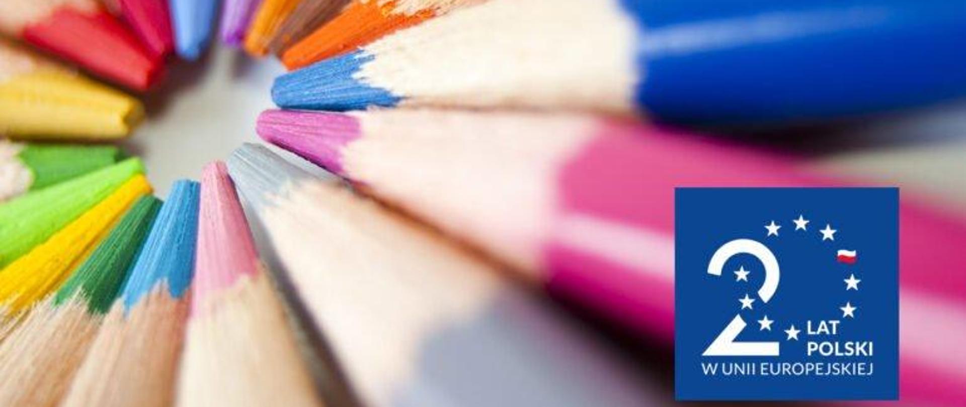 Kolorowe kredki. W prawym dolnym roku logo 20 lat Polski w Unii Europejskiej