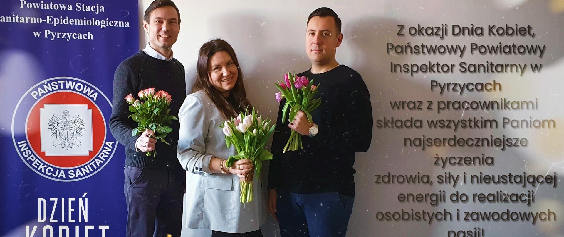 Obraz przedstawia w centralnej części przedstawia 3 osoby stojące i trzymające bukiety kwiatów: Państwowy Powiatowy Inspektor sanitarny w Pyrzycach oraz 2 mężczyzn pracujących w Powiatowej Stacji Sanitarno-Epidemiologicznej w Pyrzycach. Z lewej strony uwidoczniony roller z nazwą i logiem Państwowej Inspekcji Sanitarnej. Z prawej wypisane na ścianie życzenia z okazji dnia kobiet. Treść życzeń rozpoczyna artykuł.