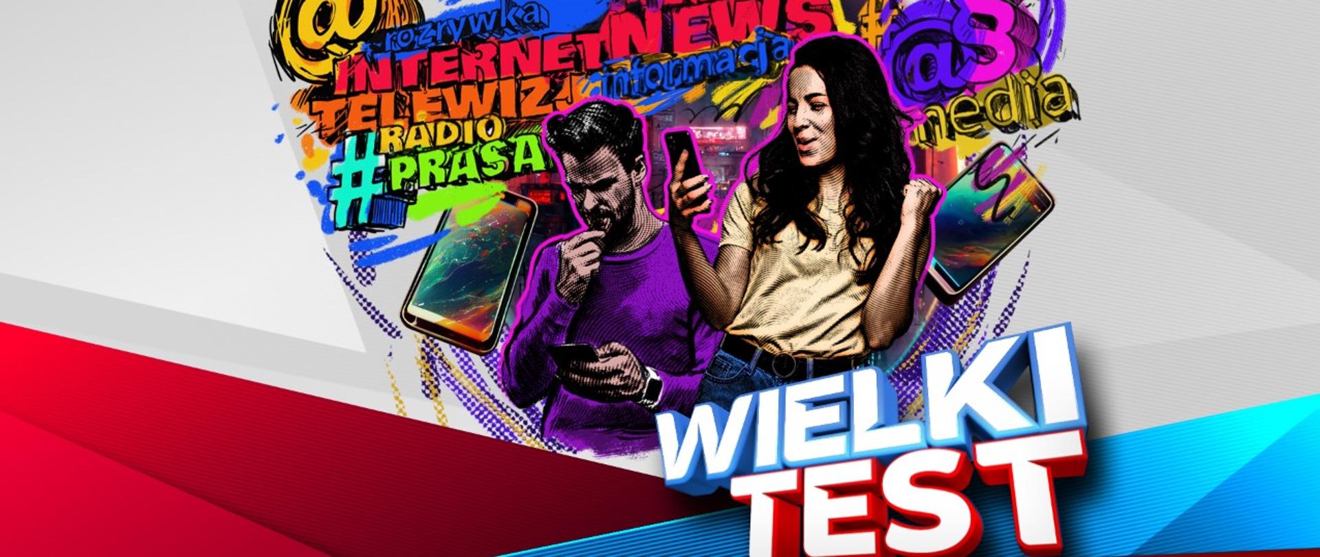 Logo w poziomie. Na tle w białe, czerwone i niebieskie pasy kobieta i mężczyzna ze smartfonem w ręku. Wokół nich różnobarwne napisy. pod nimi biały napis "Wielki Test. Media XXI wieku"
