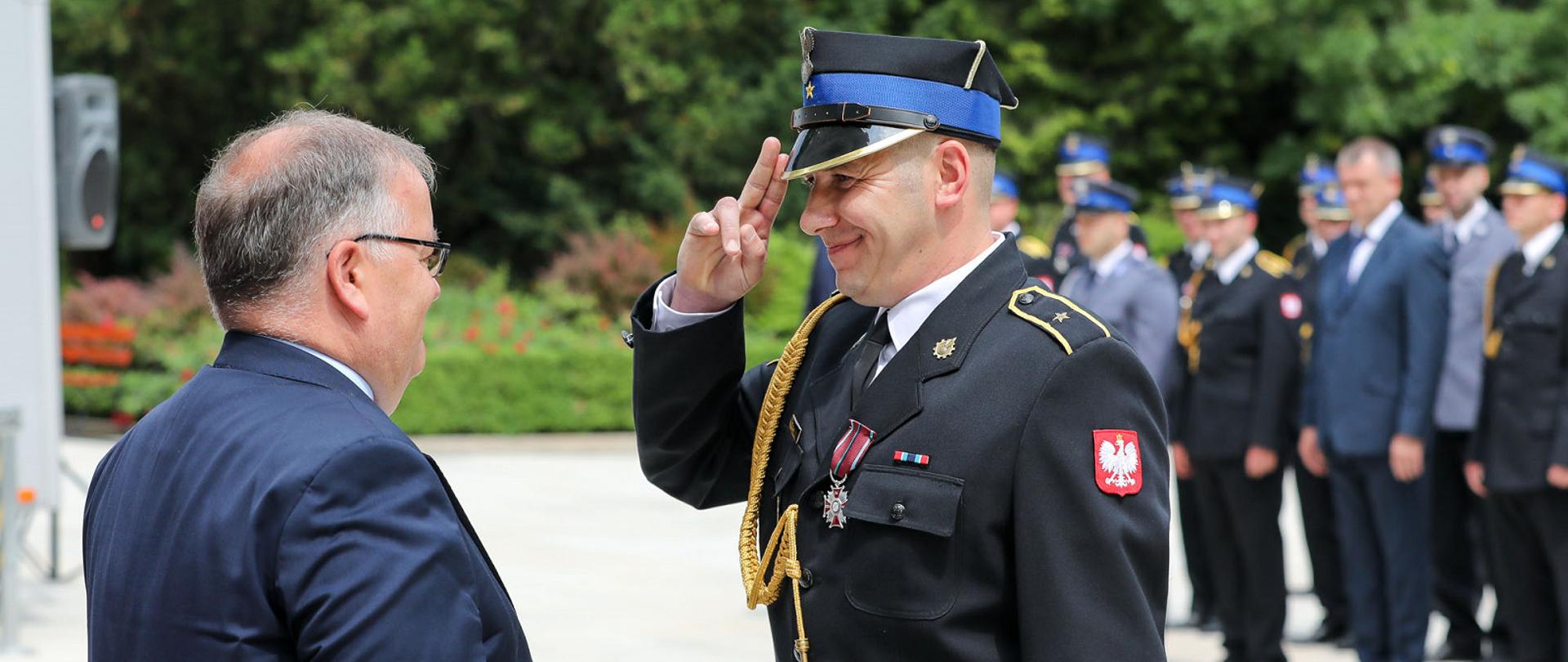 Strażak podczas wręczania odznaczenia.