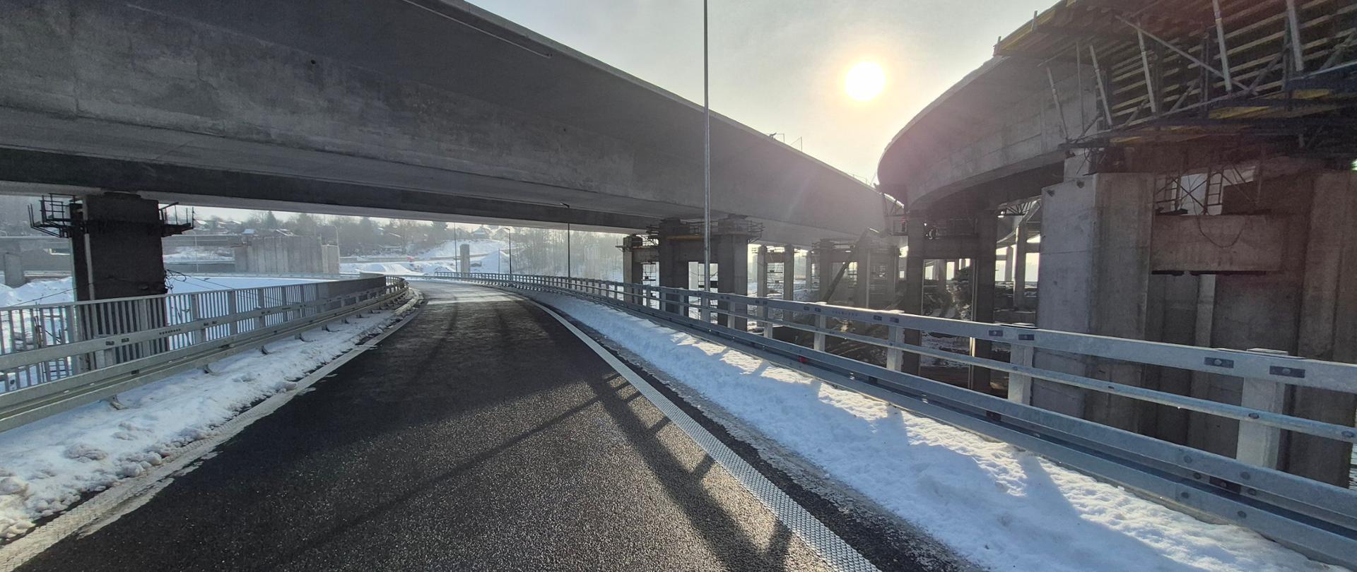 Estakady na terenie budowy węzła Mistrzejowice, w dolnej części zdjęcia jezdnia, sceneria zimowa