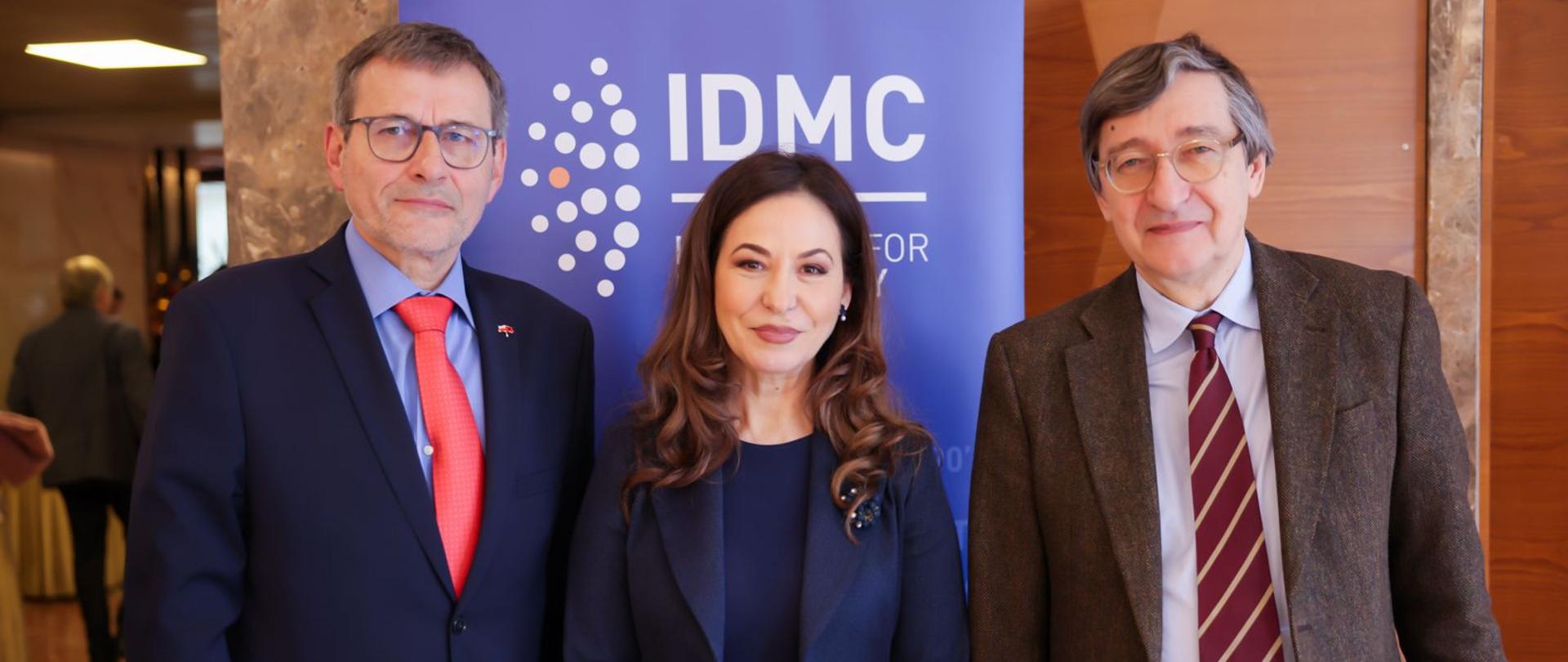 Chargé d’affaires a.i. RP Wojciech Unolt, Jonila Godole, dyrektor Institute for Democracy Media and Culture i profesor Jan Skórzyński, historyk i publicysta.