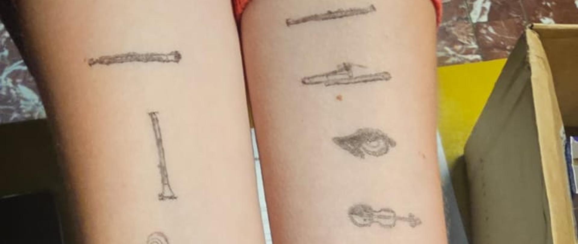 Ręce dziecka z przybitymi pieczątkami.