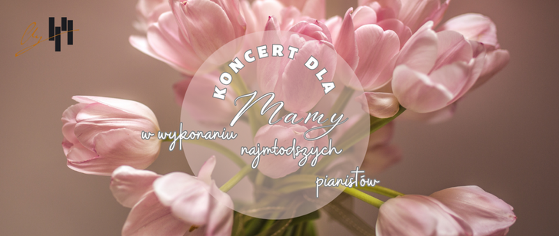 Tło plakatu to zdjęcie różowych tulipanów związanych w bukiet. W lewym górnym rogu logo szkoły Na środku w okręgu pełna nazwa koncertu oraz kto w nim uczestniczy.