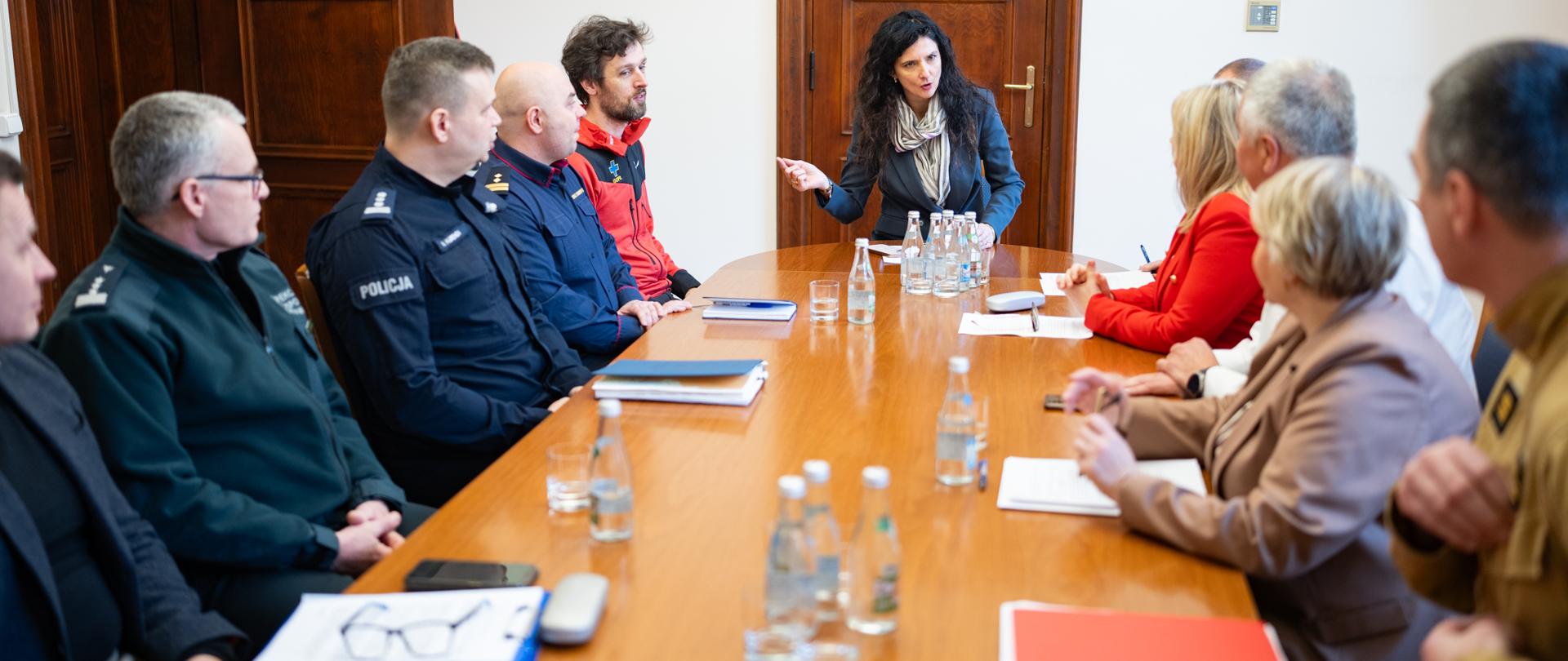 odprawa służb u Wojewody Dolnośląskiej Anny Żabskiej