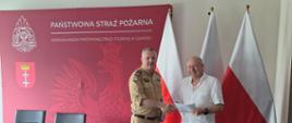 Podpisanie umowy na wykonanie rozbudowy JRG 6 przez komendanta miejskiego PSP w Gdańsku z przedstawicielem wykonawcy w sali konferencyjnej komendy.
