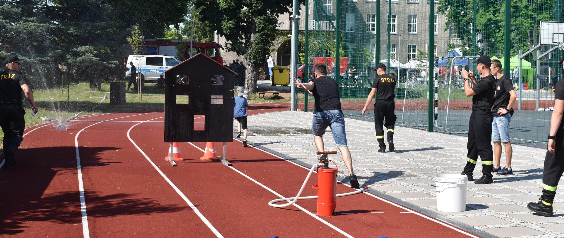 widoczni uczestnicy pokazów