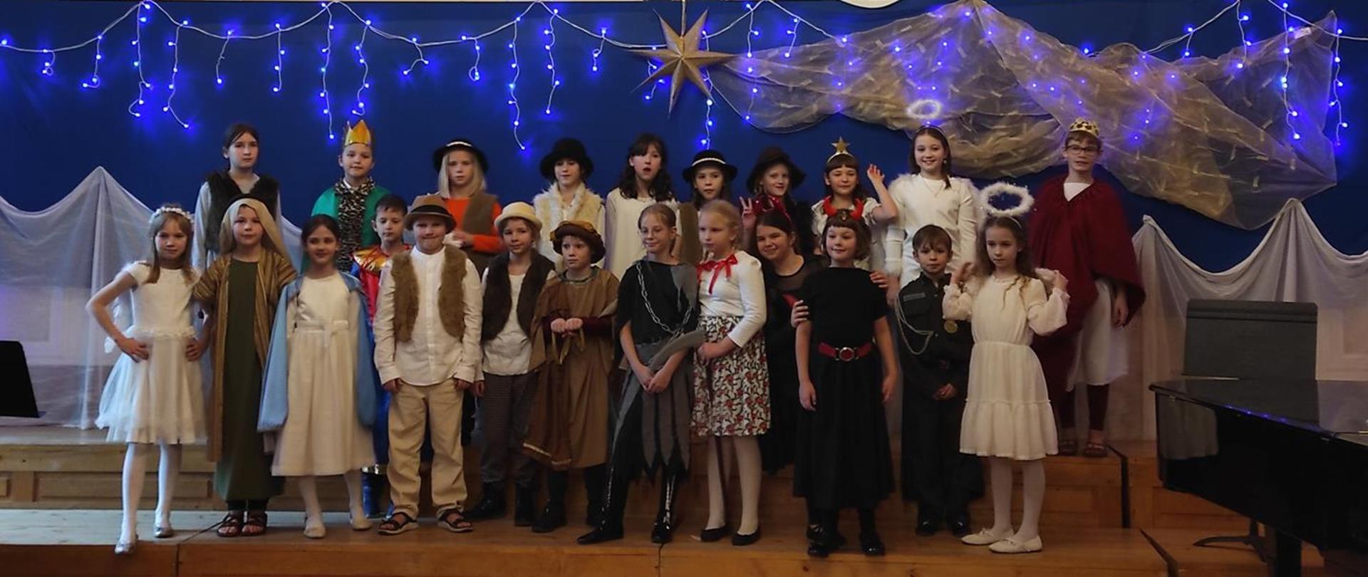 uczniowie klasy 3a i 3b wystawiają szkolne jasełka