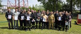 Na zdjęciu widzimy grupę uczestników biorących udział w szkoleniu sędziów zawodów OSP, którzy otrzymali certyfikat ukończenia kursu.