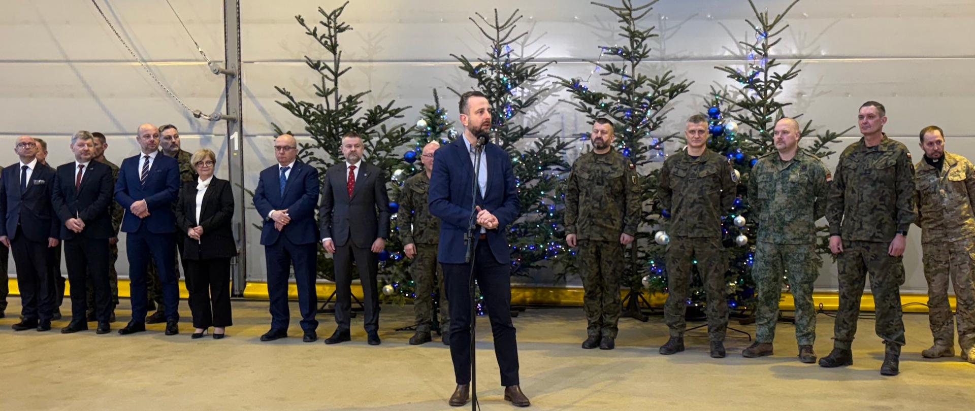 24 grudnia wicepremier, minister obrony narodowej Władysław Kosiniak-Kamysz spotkał się z żołnierzami służącymi w Centrum Logistycznym Rzeszów–Jasionka (POLLOGHUB). Polska, we współpracy z sojusznikami, uruchomiła POLLOGHUB w rejonie Rzeszowa, który pełni istotną rolę w koordynacji i tranzycie międzynarodowej pomocy materialnej kierowanej na Ukrainę.