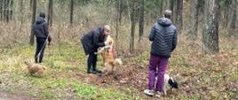 Zdjęcie przedstawia wizytę uczniów w schronisku dla zwierząt.