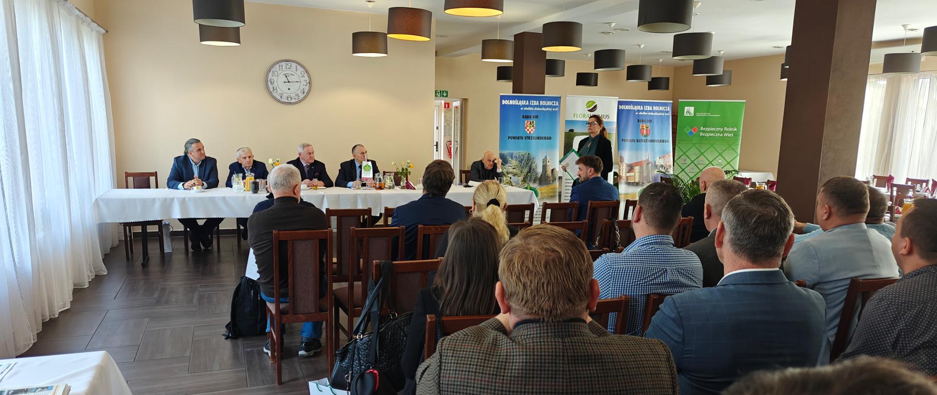 Uczestnicy posiedzenia w trakcie wystąpienia pracownika inspekcji