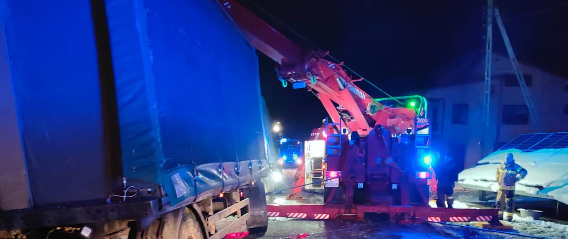 Zjechanie z drogi zespołu pojazdów ciężarowych