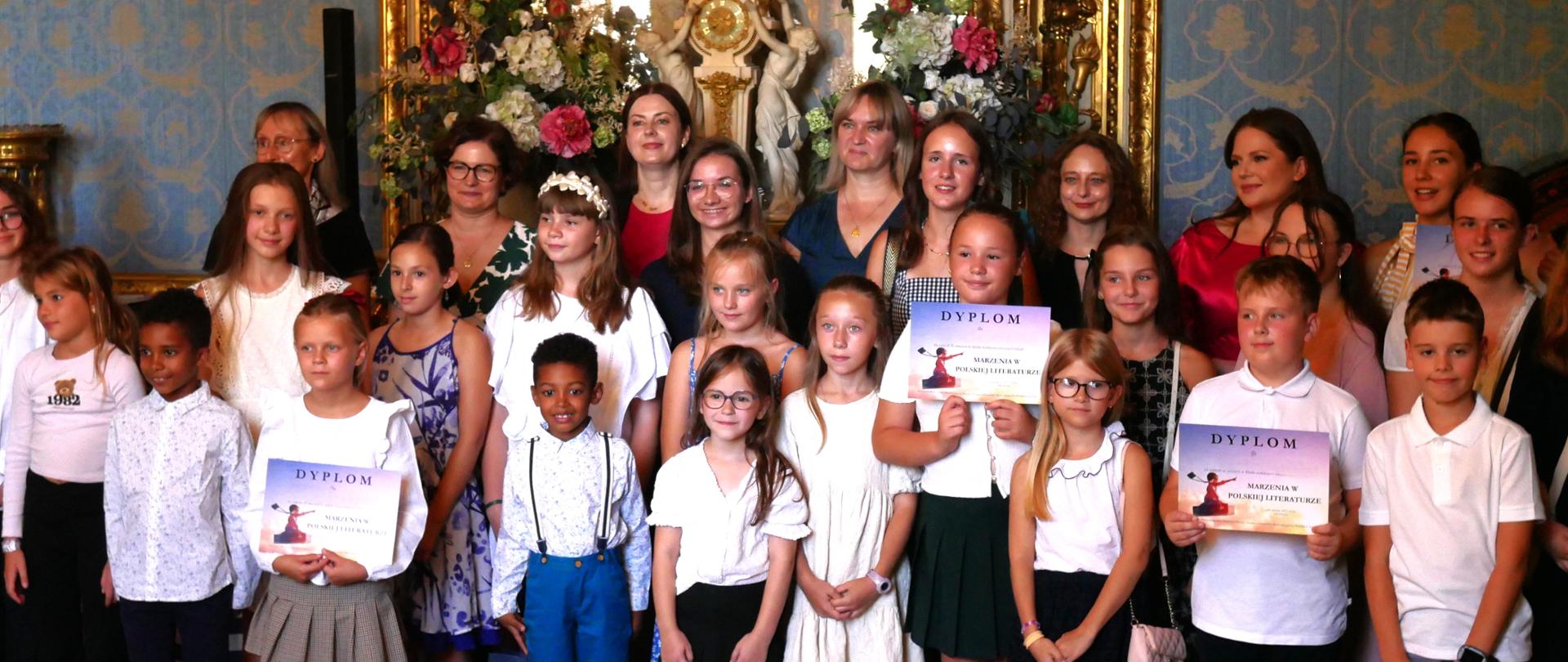 Photo de groupe des lauréates du concours.