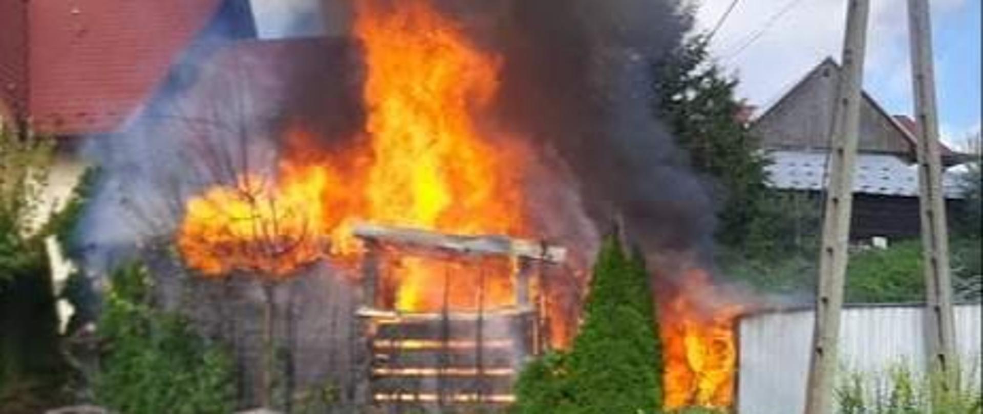 Altana objęta płomieniami.