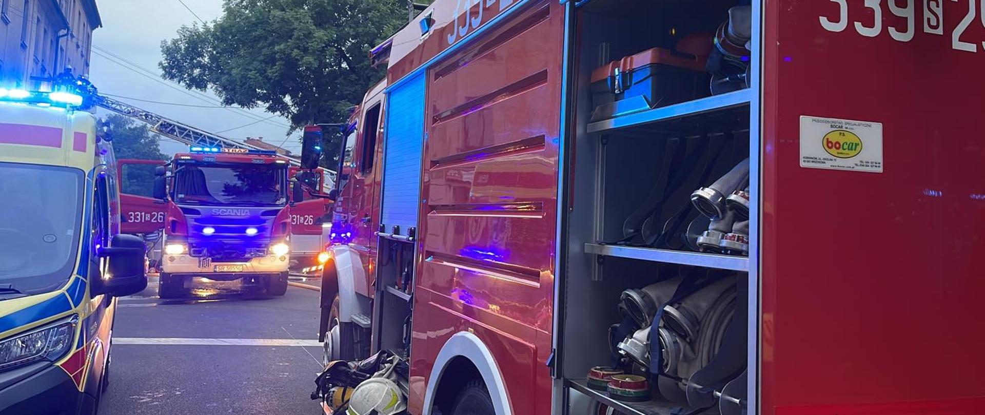 W pierwszej fazie pożaru, działania strażaków polegały na wprowadzeniu nawodnionej linii gaśniczej do piwnicy i ugaszeniu pożaru, kolejni ratownicy udali się na II piętro w celu ewakuacji mieszkańców. Równocześnie sprawiono drabinę mechaniczną do okien na II piętrze, gdzie znajdowały się osoby