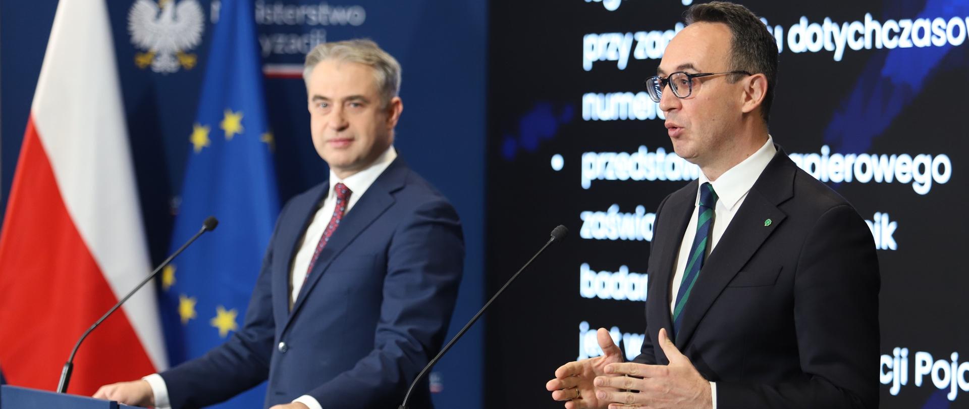 Ułatwienia dla właścicieli pojazdów oraz organów rejestrujących, w tym możliwość złożenia w pełni elektronicznego wniosku o rejestrację pojazdu, wprowadza przyjęta przez Sejm ustawa o zmianie ustawy - Prawo o ruchu drogowym. Kluczowe elementy nowelizacji przedstawili wicepremier, minister cyfryzacji Krzysztof Gawkowski oraz minister infrastruktury Dariusz Klimczak. 