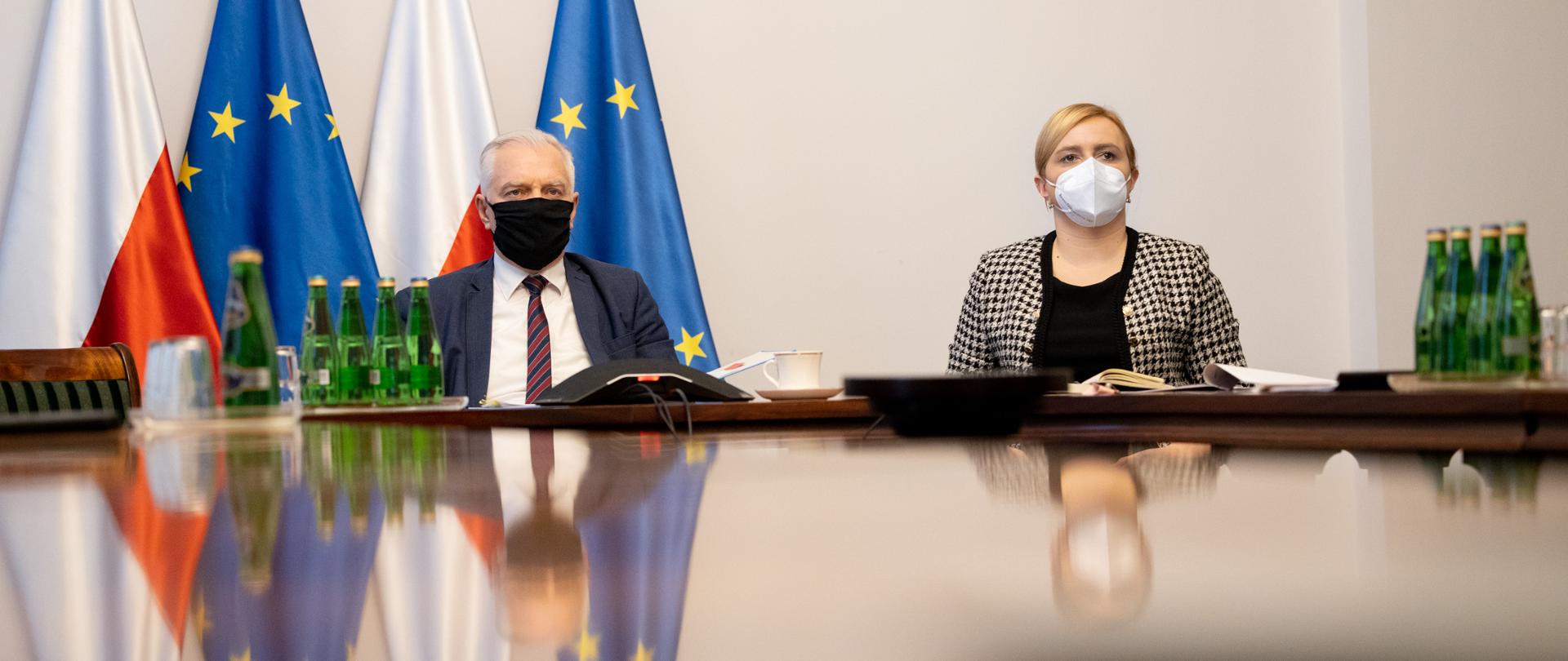 Rada Dialogu Społecznego - Jarosław Gowin i Olga Semeniuk za stołem prezydialnym