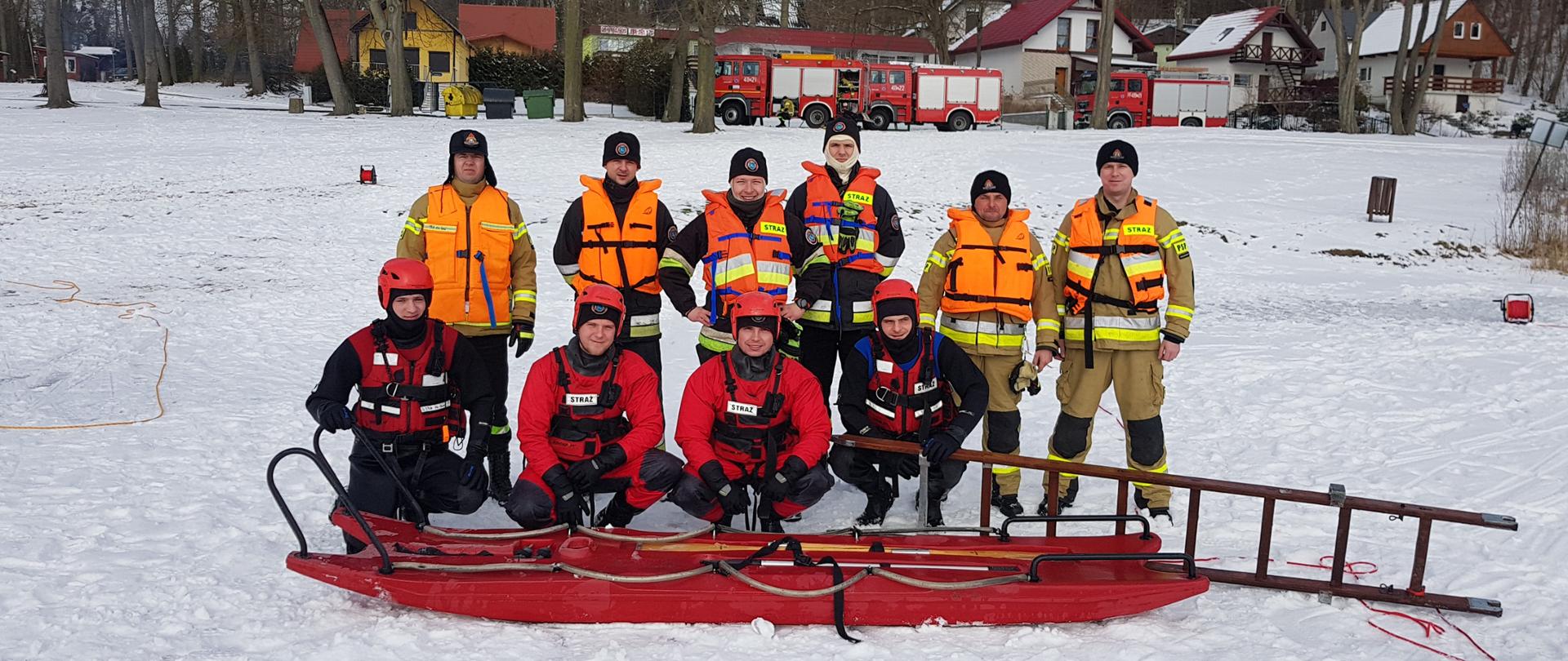 Strażacy po doskonaleniu zawodowym 