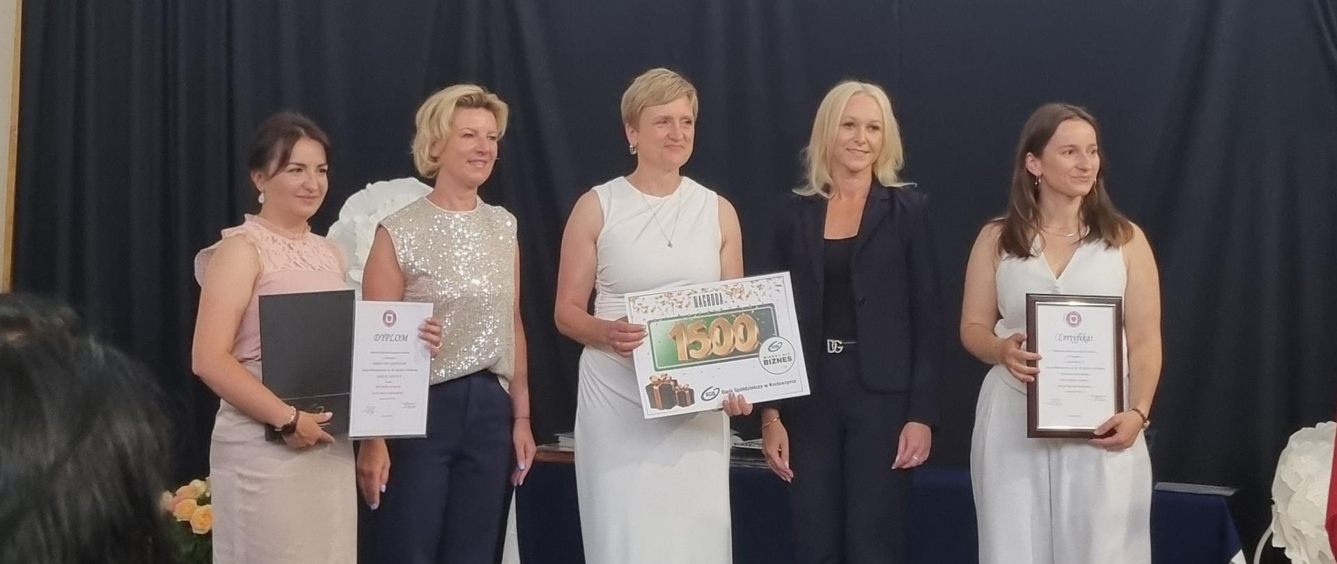 Zdjęcie przedstawia osoby wraz z dyplomami projektu "Rok szkolny zaczynamy. Zasady higieny wprowadzamy"