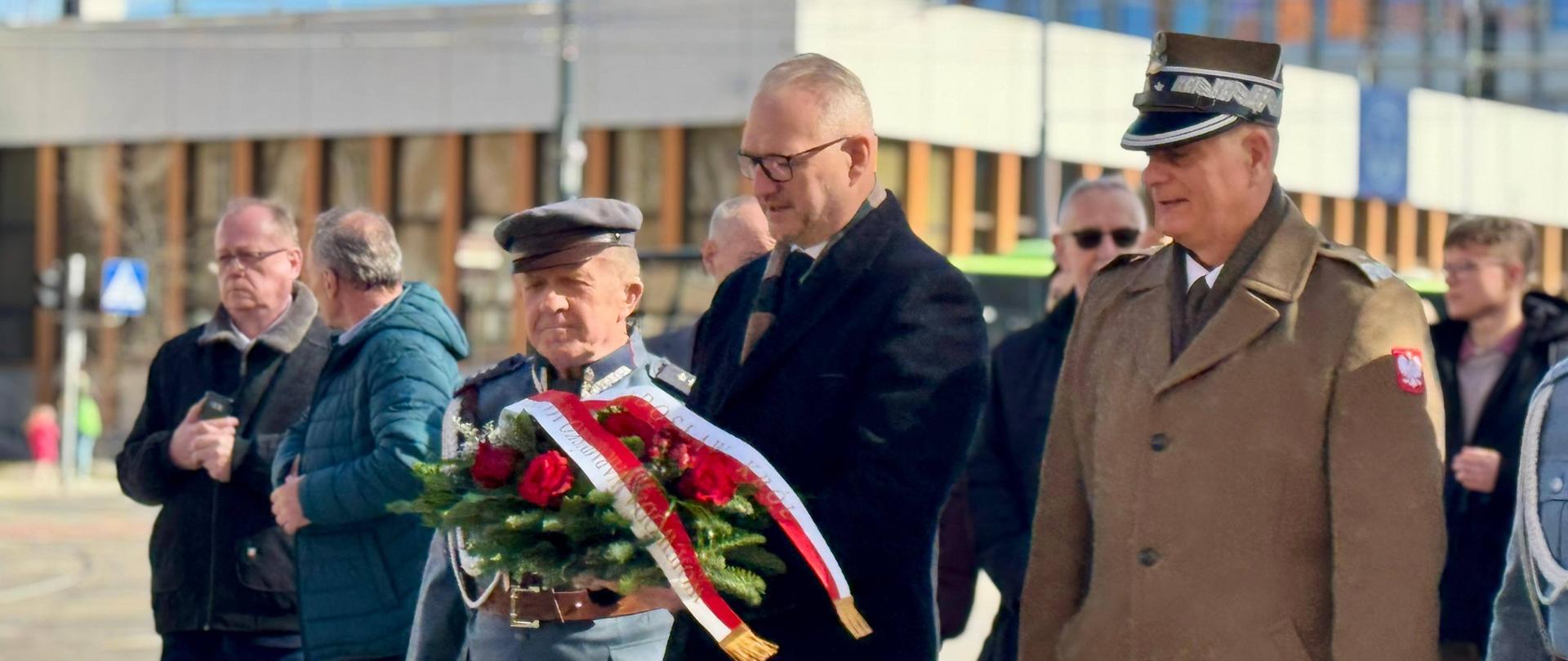 Wojewoda Król uczcił imieniny Józefa Piłsudskiego: wojewoda podczas składania kwiatów.