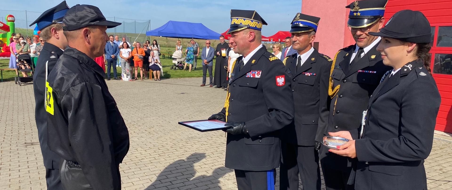 Zastępca komendanta głównego PSP wręcza akt przekazania samochodu strazakom OSP 
