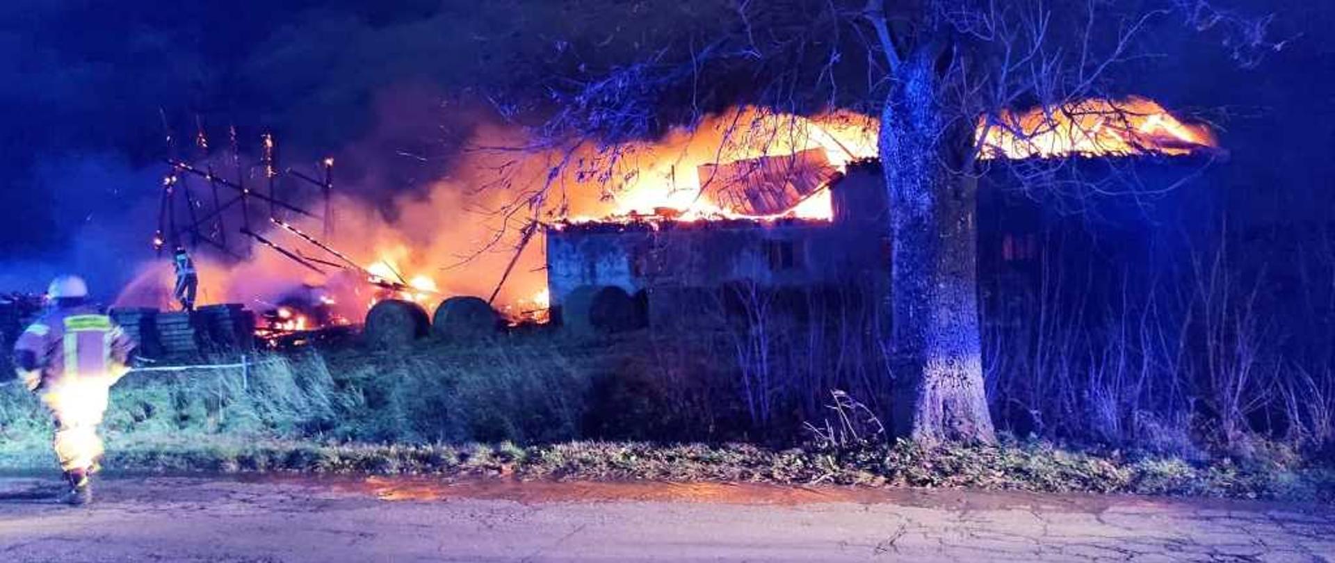 Płonie kompleks budynków gospodarczych