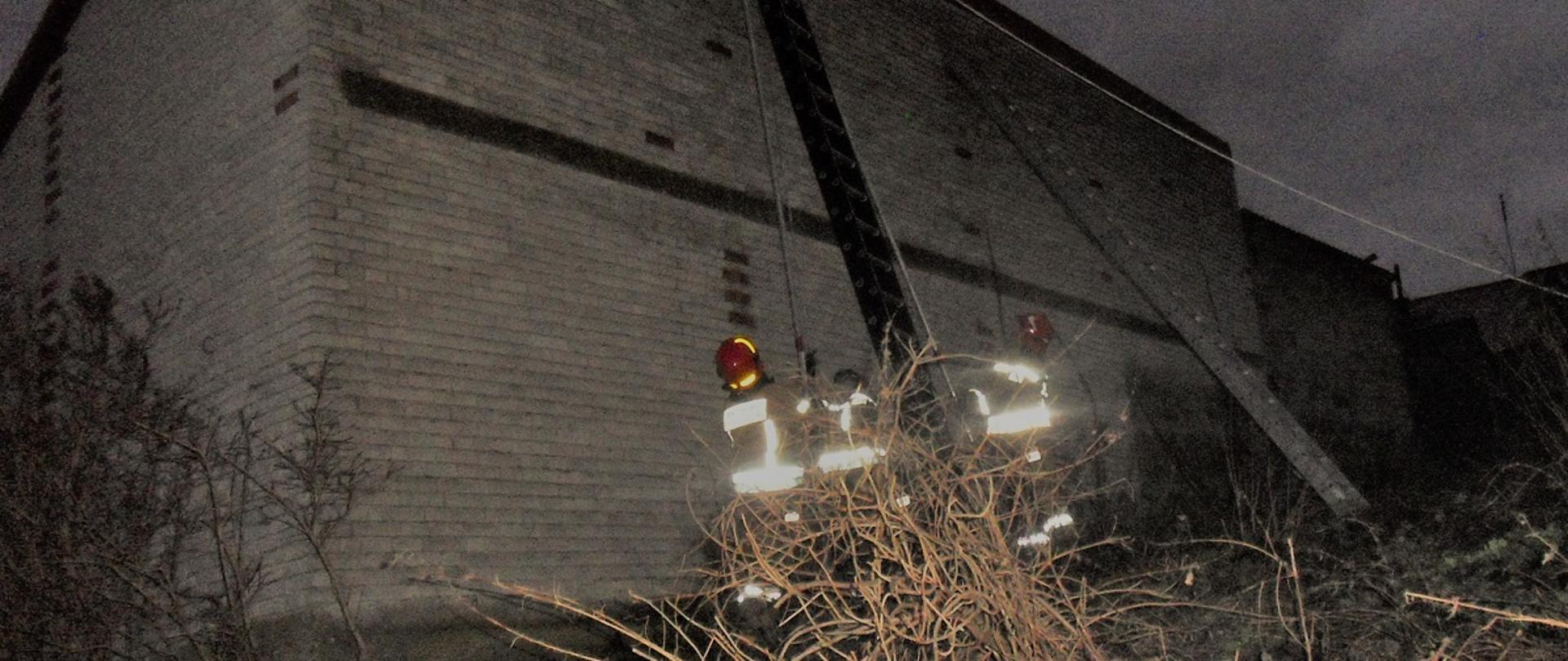 Zabezpieczenie jednej połowy uszkodzonego dachu