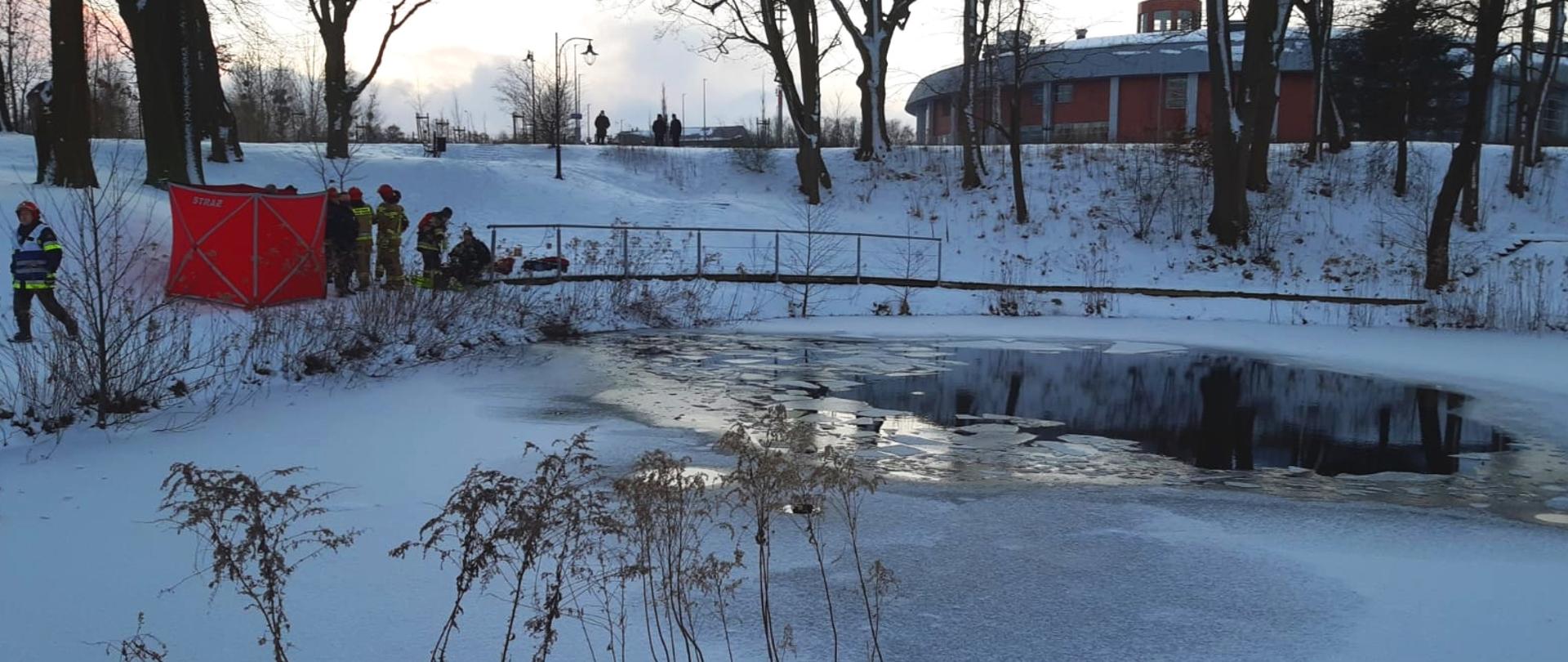 Zdjęcie przedstawia ratowników uczestniczących w akcji poszukiwawczo - ratowniczej. 
