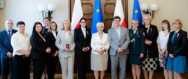 Pamiątkowa fotografia wojewody łódzkiego Doroty Ryl z pracownikami i funkcjonariuszami Izby Administracji Skarbowej w Łodzi 