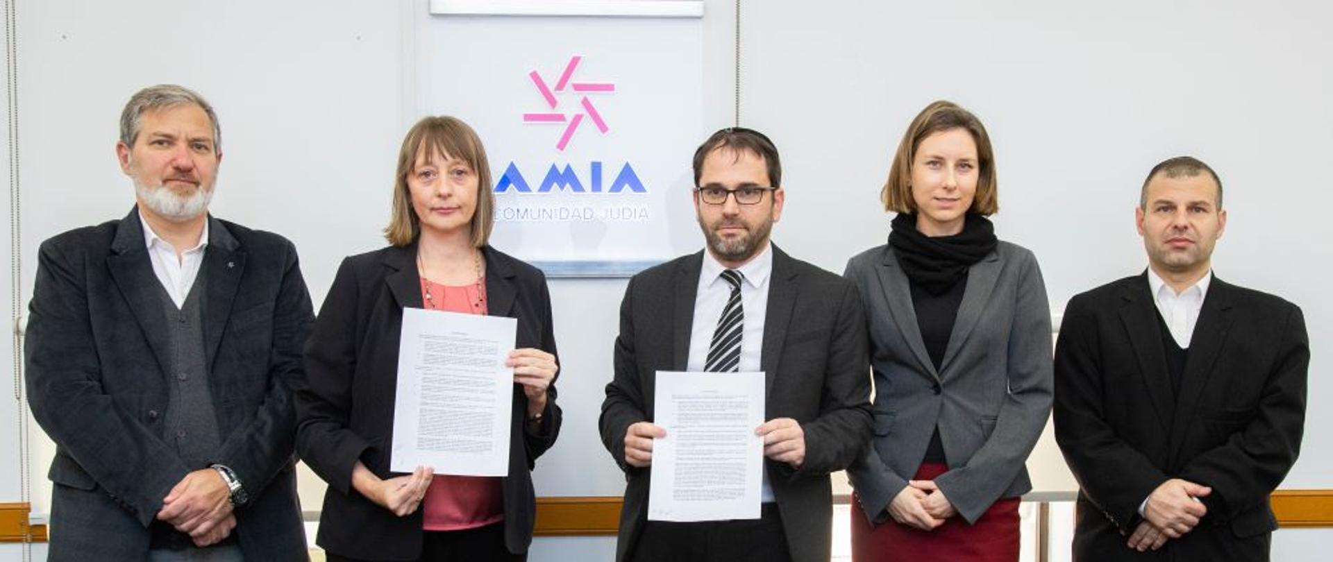En el día de ayer, la Sra. Aleksandra Piątkowska, Embajadora de Polonia, acompañada por la Sra. Alicja Tunk, Agregada Cultural, participaron del acto en homenaje a Janusz Korczak, educador judeo-polaco, en la sede de la Asociación Mutual Israelita Argentina.