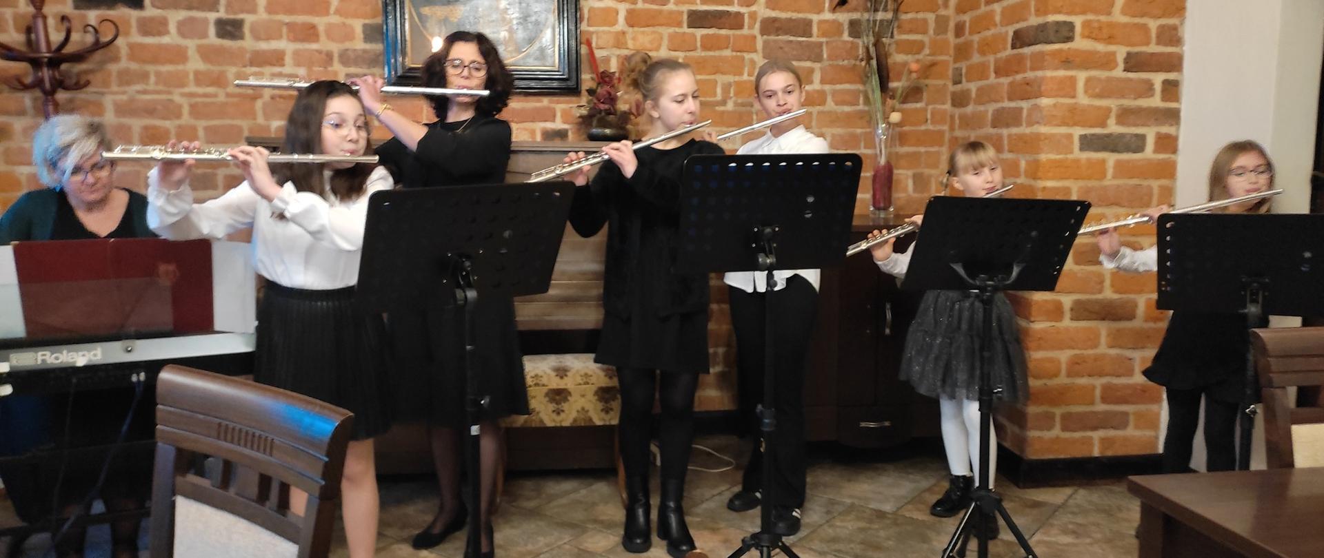 Występ zespołu fletowego podczas koncertu muzyki Karola Kurpińskiego w Zamku Królewskim we Wschowie.