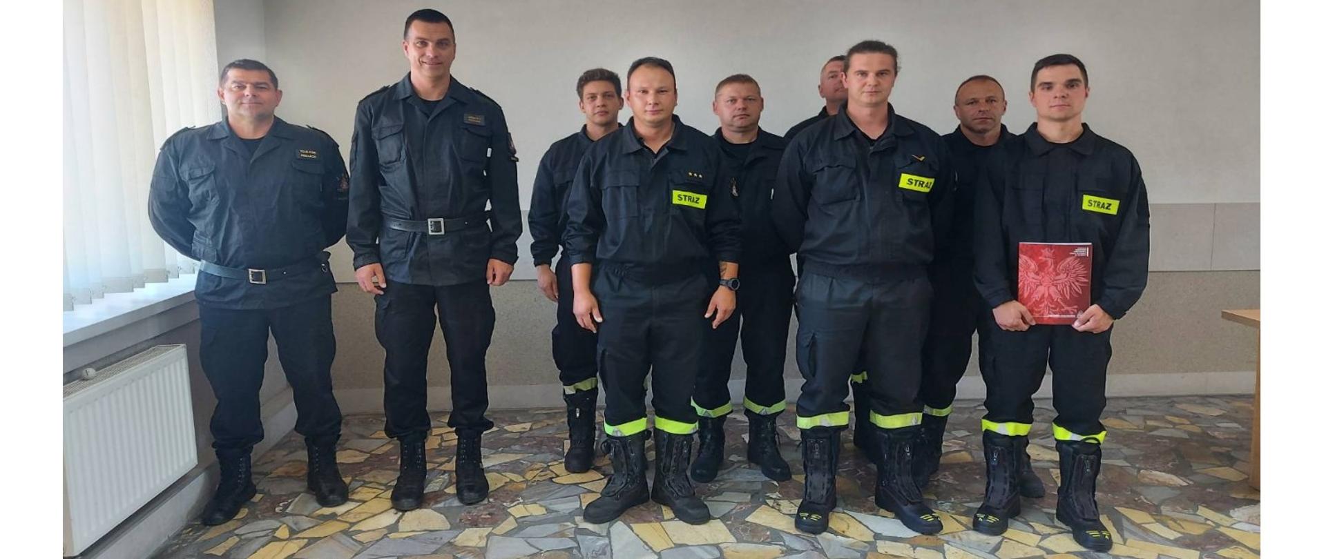 Na zdjęciu widać Komendanta Powiatowego, Zastępcę dowódcy JRG oraz zmianę służbową w umundurowaniu służbowym. 